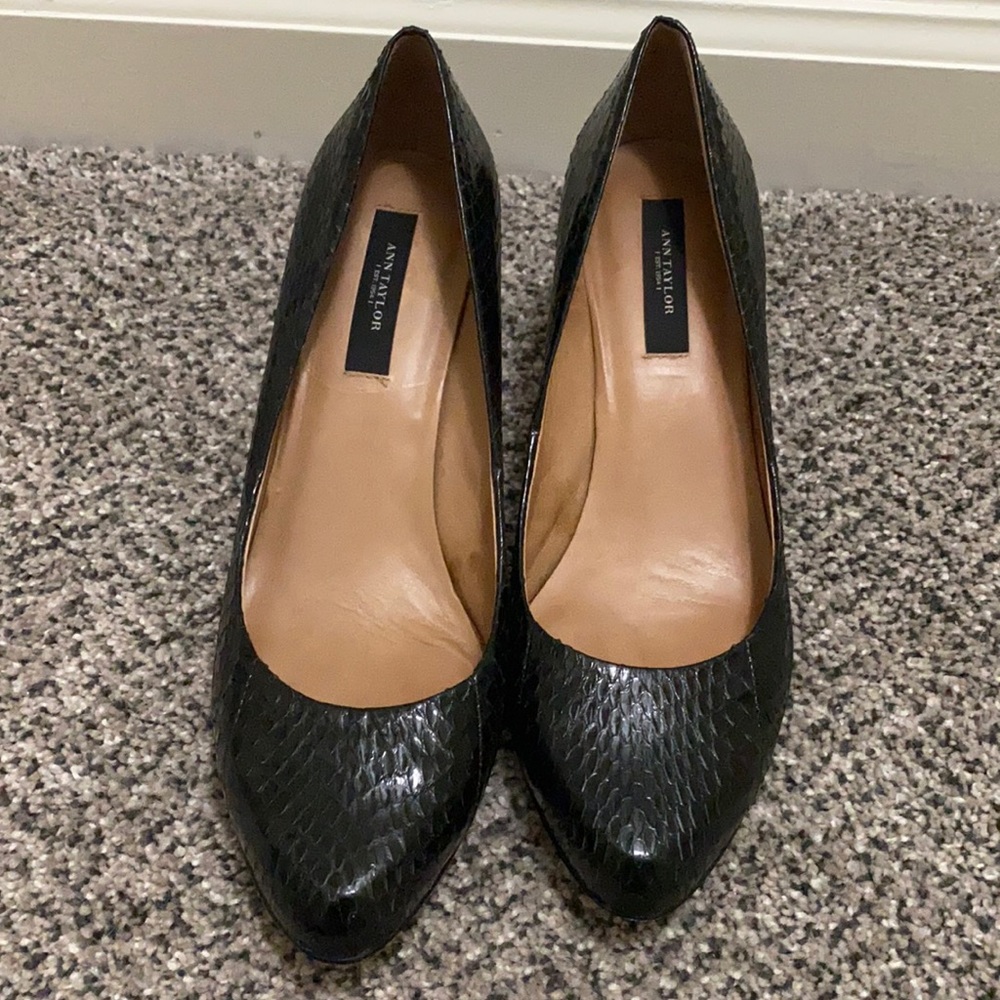 Ann Taylor black snakeskin pumps